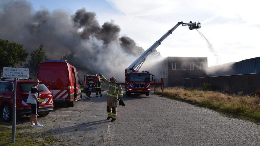 De brand zou op de bovenverdieping zijn ontstaan (Rechten: De Vries Media)