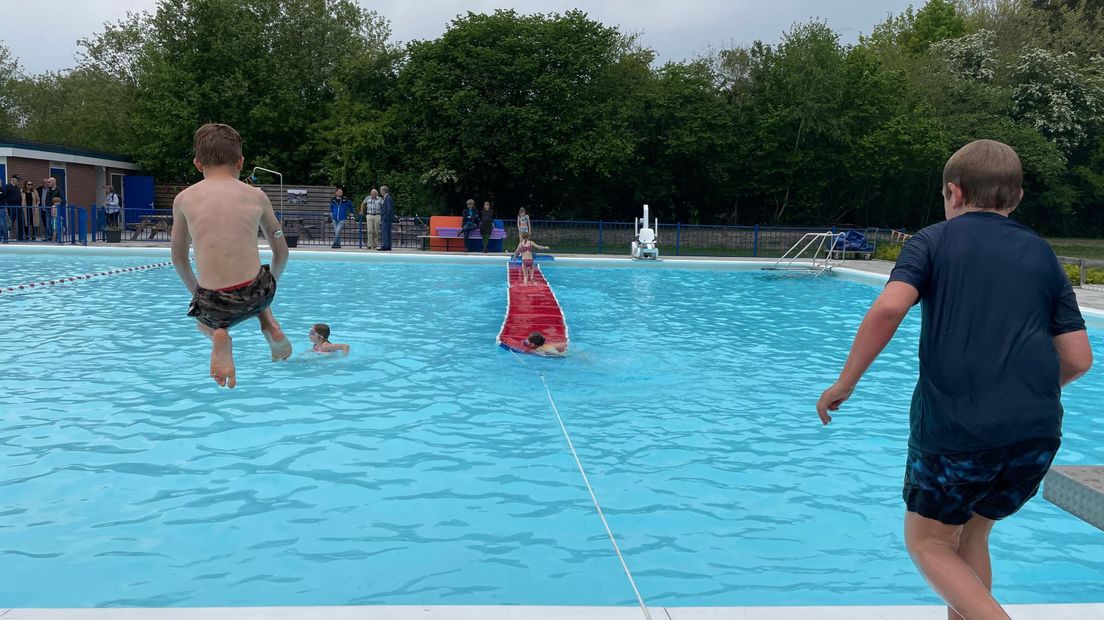 Het zwembad in Veenhuizen is weer open na een grote renovatie