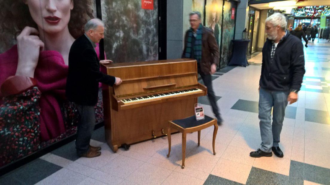 Vanmiddag om drie uur wordt de piano neergezet in het winkelcentrum (Rechten: RTV Drenthe / Jeroen Kelderman)