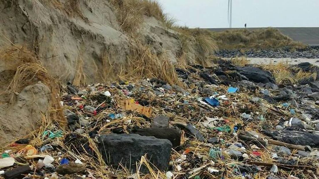 Strandje bij Neeltje Jans overspoeld met plastic