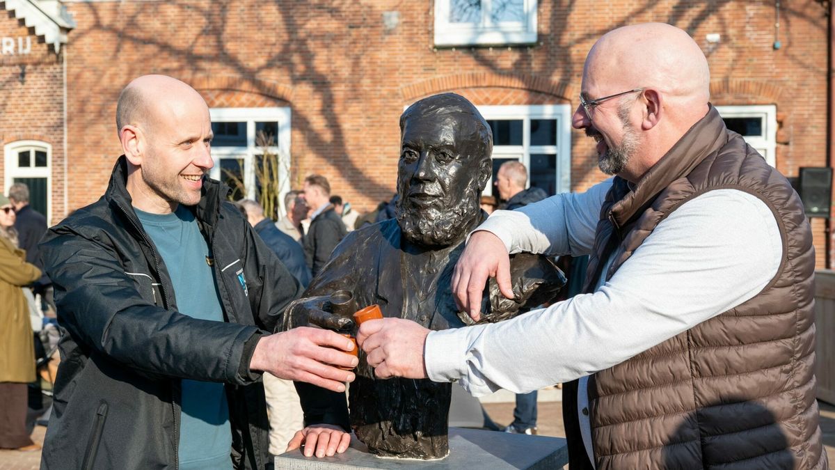 Fedde Sonnema van de berenburg heeft eigen standbeeld gekregen in Dokkum