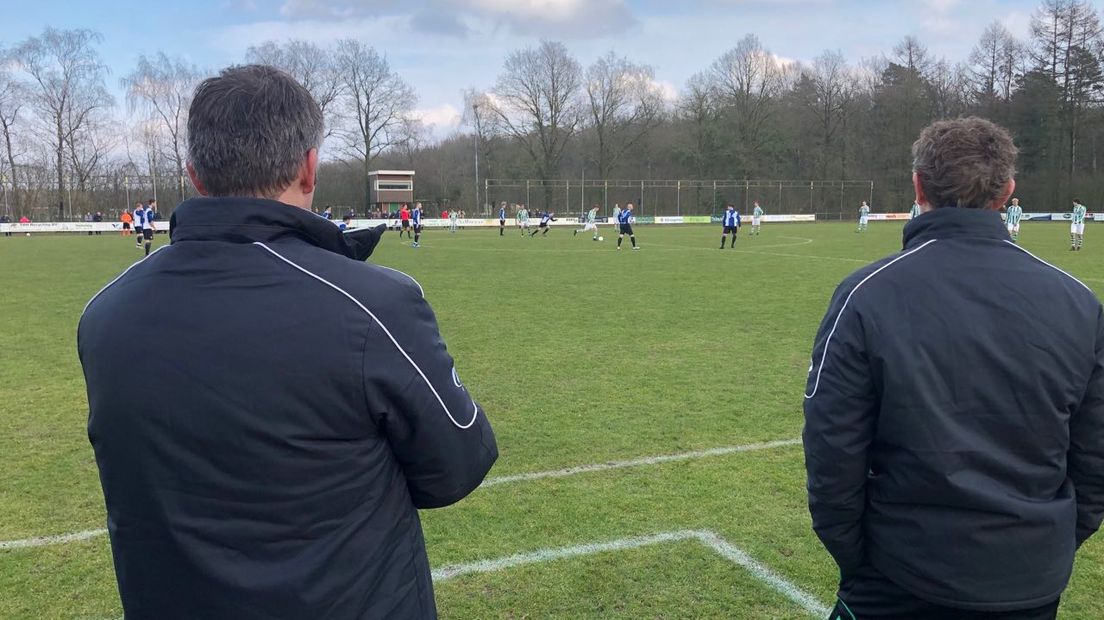 Drenthina trainers Timmer en Boersma kijken gespannen toe (Rechten: RTV Drenthe/René Posthuma)