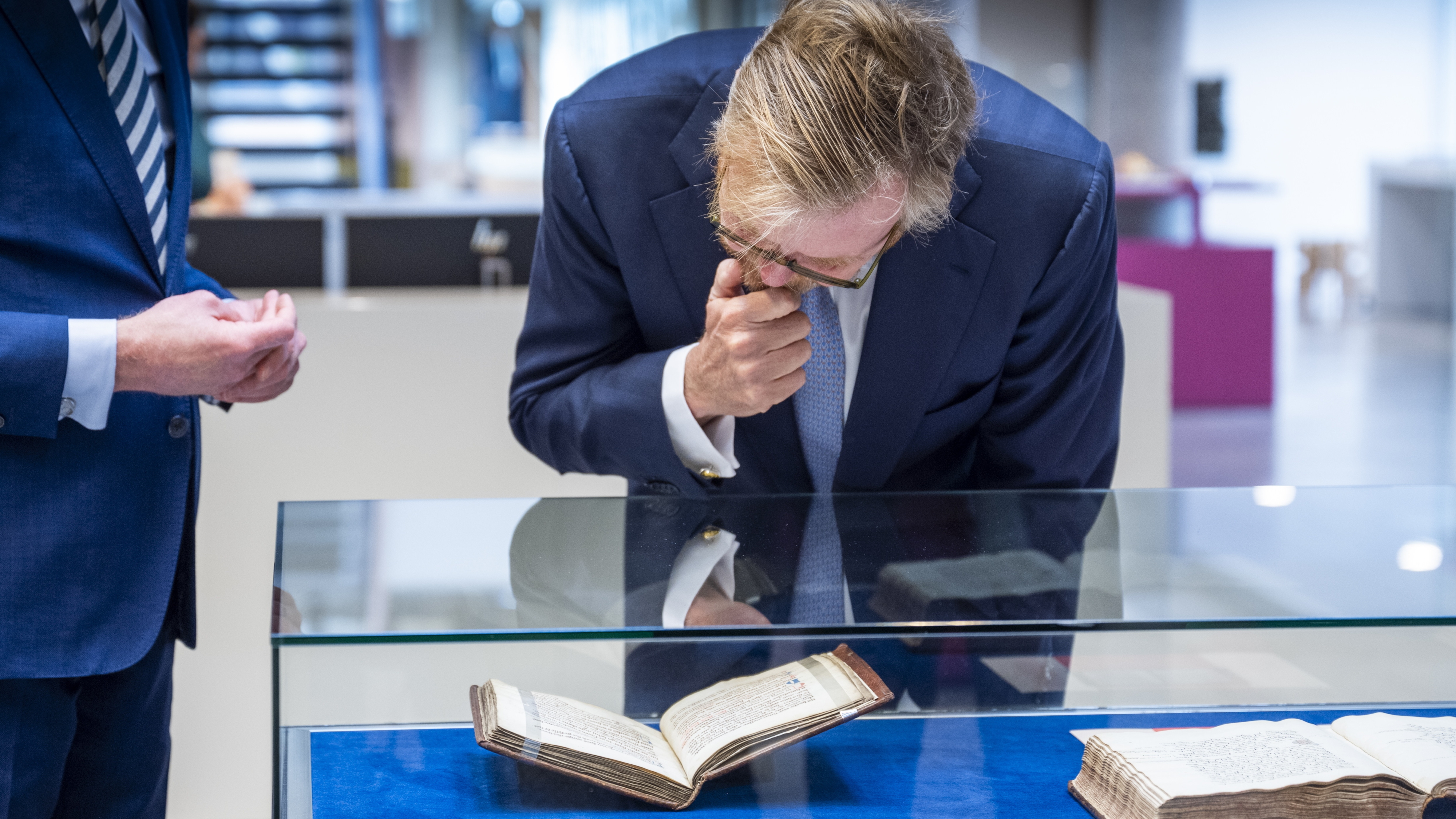 De koning bestudeert oude Friese teksten bij Tresoar