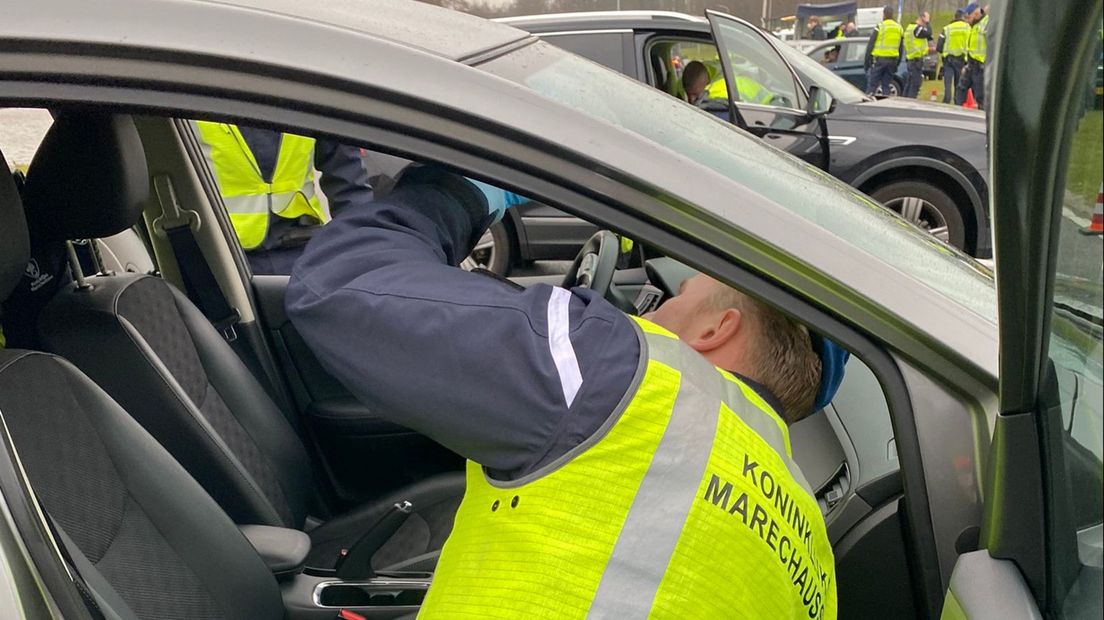 De Koninklijke Marechaussee voert controles uit op Rotterdam The Hague Airport