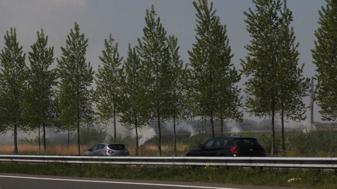 In de berm tussen de snelweg A15 en de Betuwelijn ter hoogte van knooppunt Deil hebben woensdagmiddag meerdere kleine bermbranden gewoed.