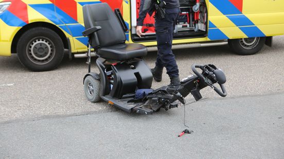 Man overleden na ernstig ongeluk tussen scootmobiel en motorrijder. Man overleden na ernstig ongeluk tussen scootmobiel en motorrijder.