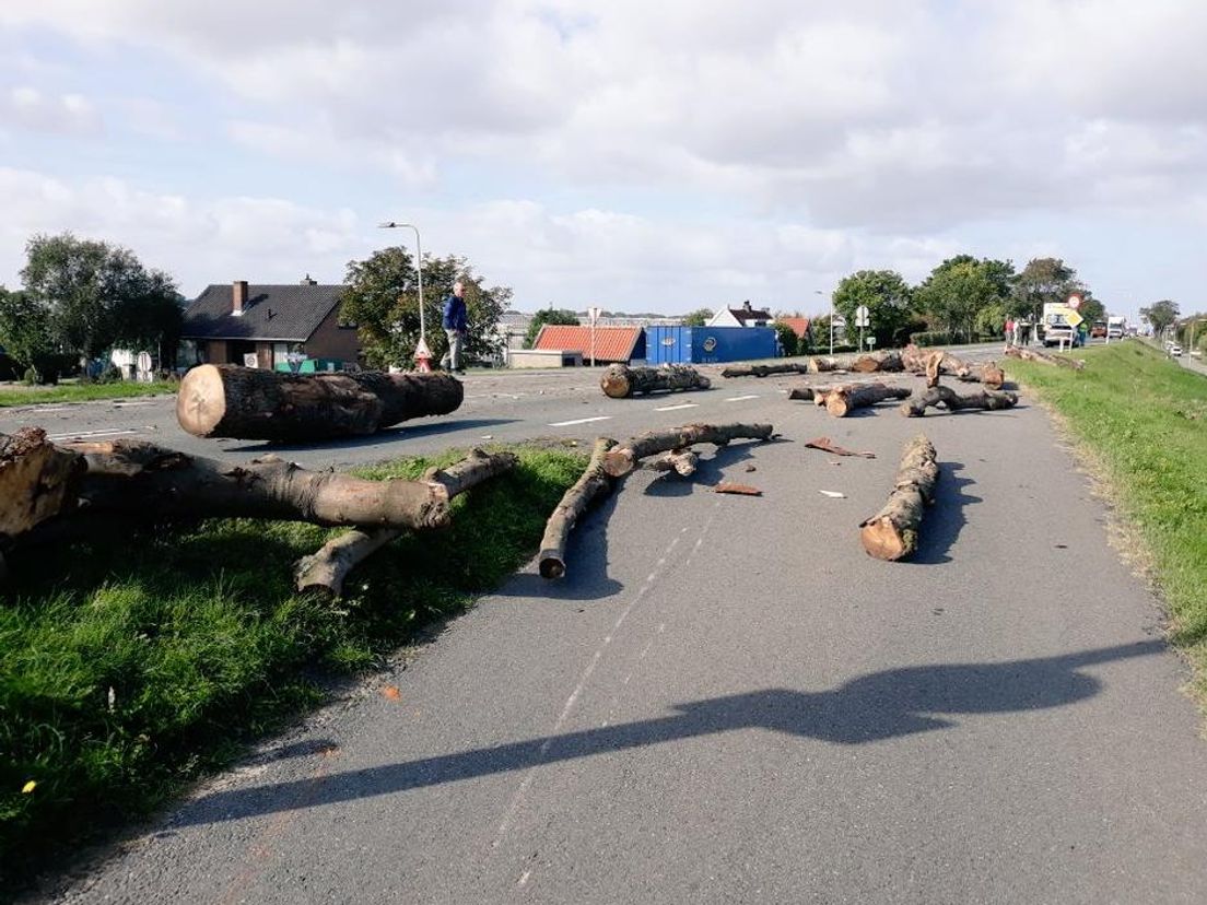 De weg is afgesloten voor verkeer tijdens het oprijden.