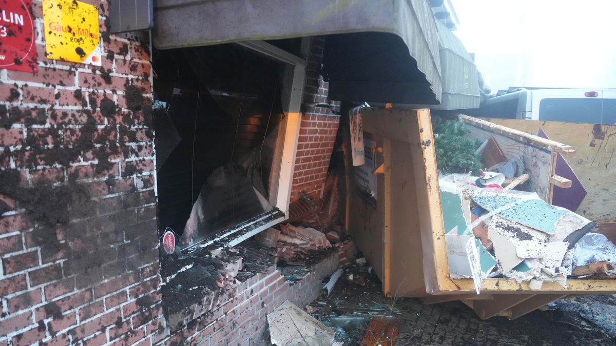 Bestelbus vliegt uit de bocht in Veeningen en ramt pui