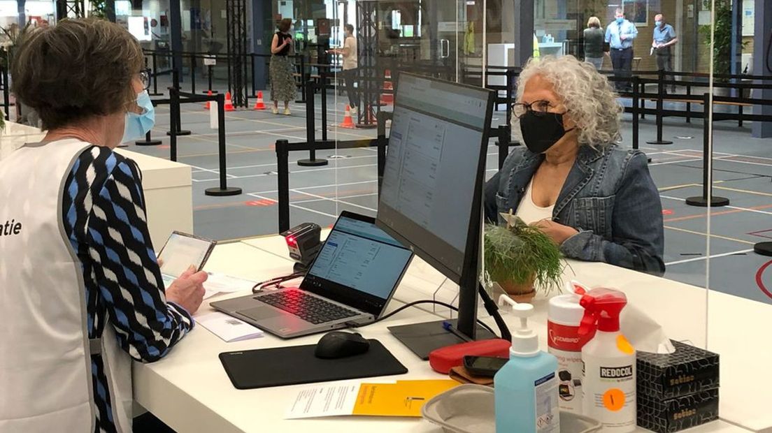 Een vrouw meldt zich aan voor vaccinatie in Zevenaar.