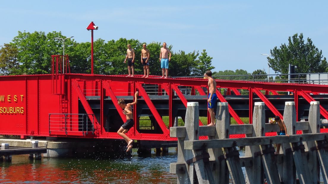 De draaibrug in Oost-Souburg is op warme dagen een geliefde plek om in het Kanaal door Walcheren te springen.