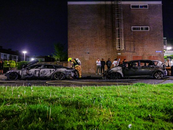 Vijf auto's uitgebrand in Rotterdam-Zuid | Tas uit raam gegooid tijdens achtervolging