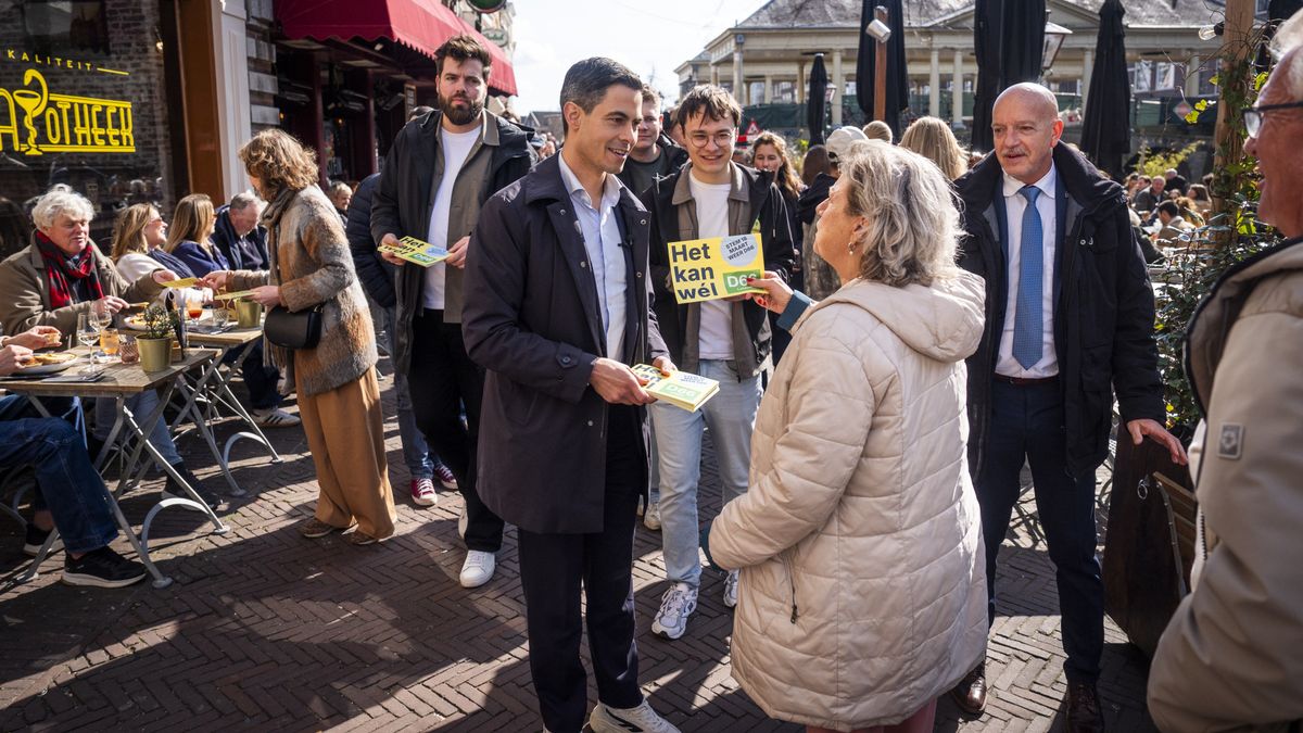 Minister-president Rob Jetten flyert en spreekt kiezers in Leiden