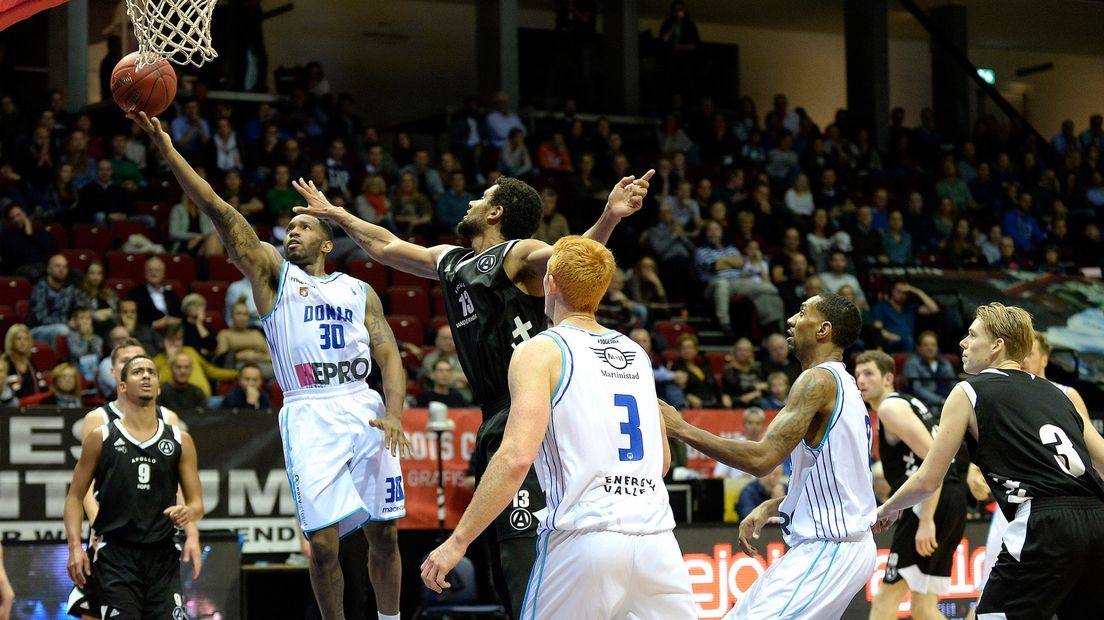 Jordan Callahan met een drive naar de basket van Apollo