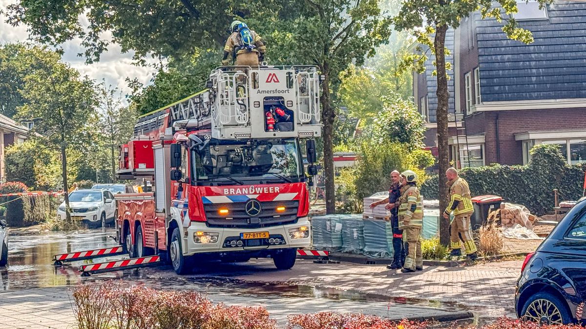 Brand woning Hooglanderveen onder controle, brandweer druk met nablussen