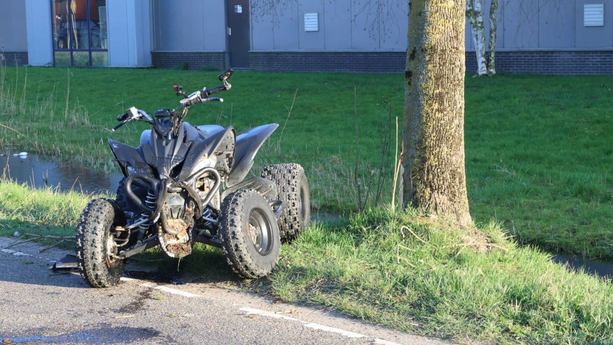 Jongen rijdt na herdenking op quad tegen boom