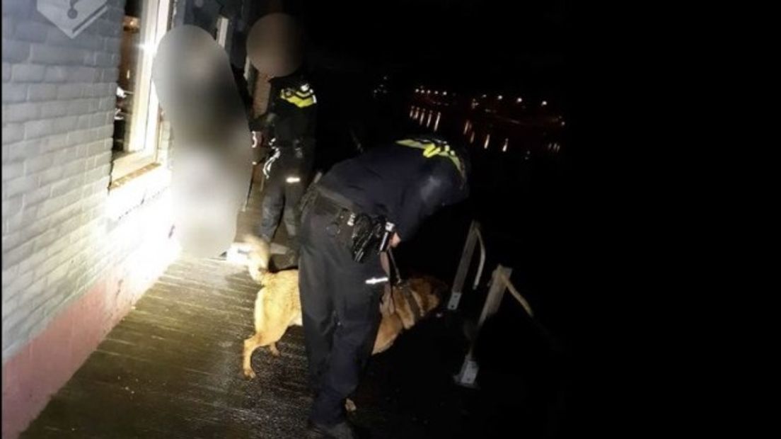 De politiehond vond de man in een boothuis aan het Vlissings Jaagpad