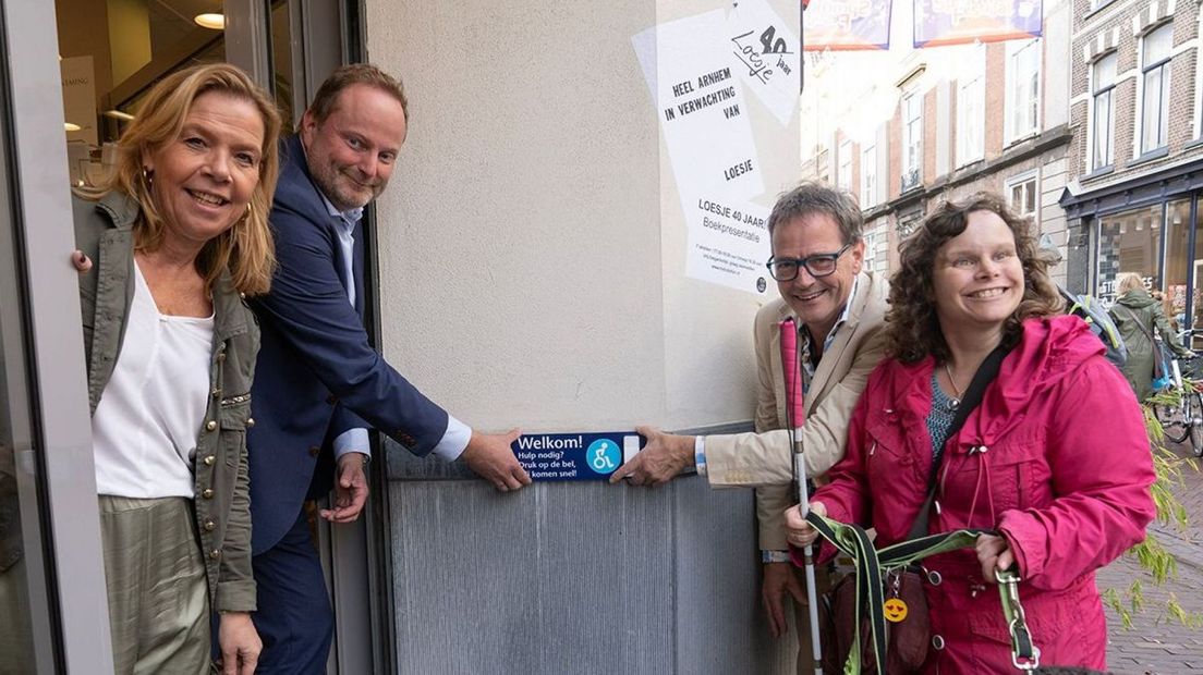 Een van de speciale deurbellen is aangebracht bij Het Colofon