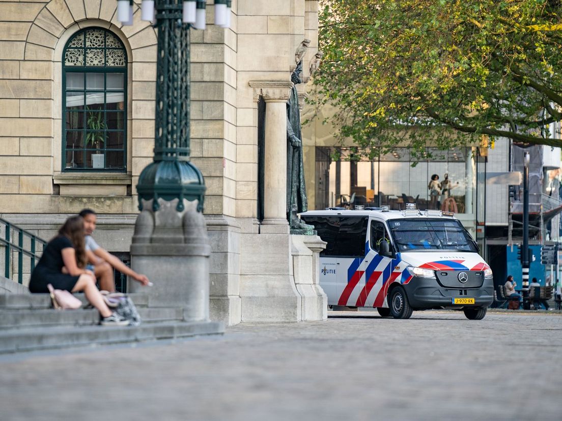 Politie bewaakt alle hoeken van het Rotterdamse stadhuis