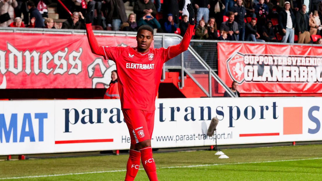 Myron Boadu juicht na zijn eerste treffer voor FC Twente