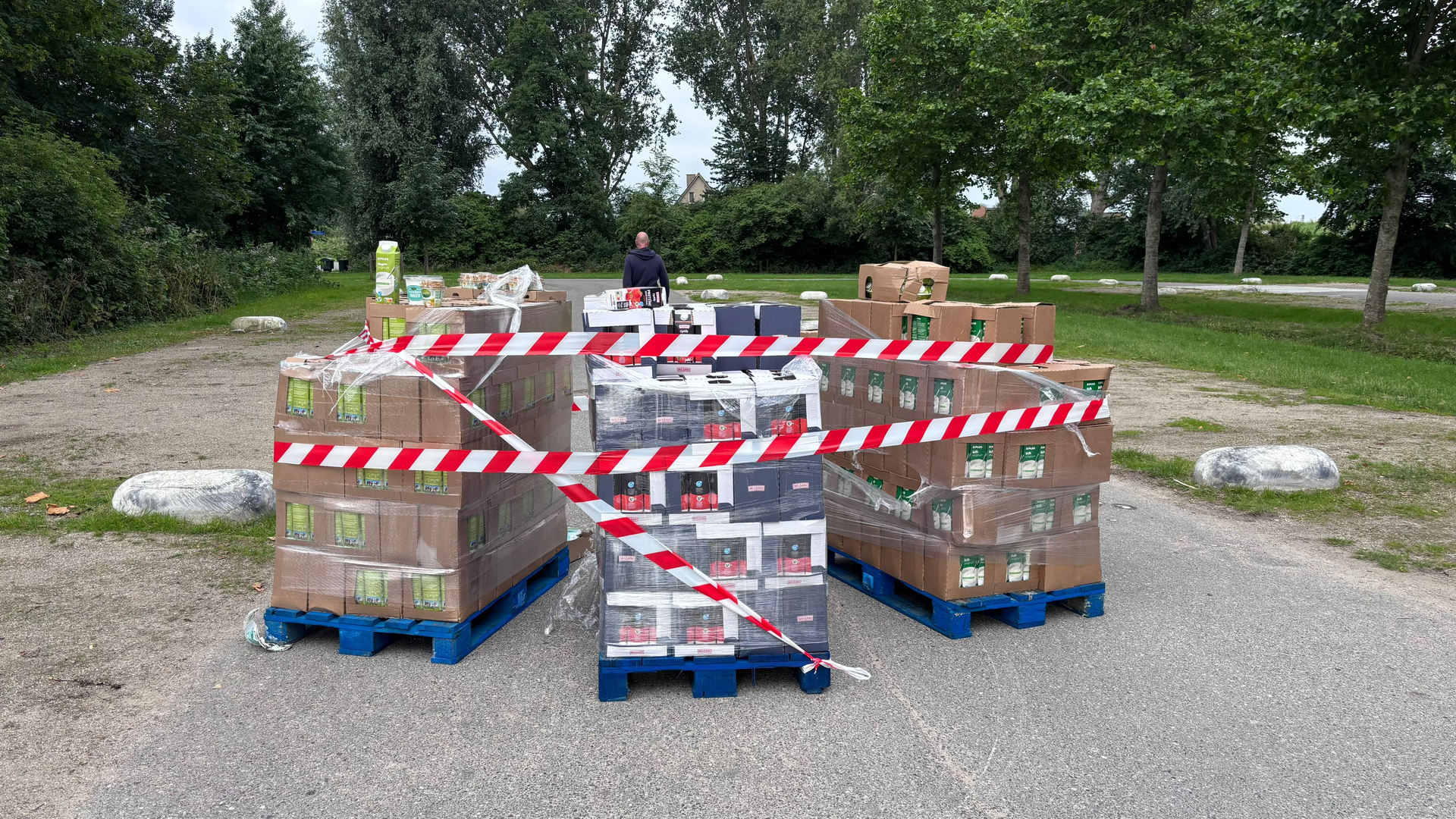 Er staan vier pallets vol rotte zuivel bij de Zevenhuizerplas.