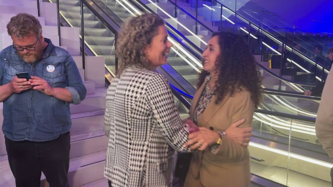 Kirsten de Wrede (PvdD) doet een vreugdedans met Glimina Chakor (GroenLinks)