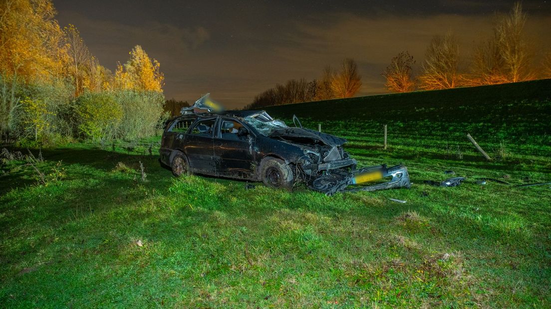 Bestuurder onder invloed lanceert auto van de dijk tussen Deventer en Terwolde