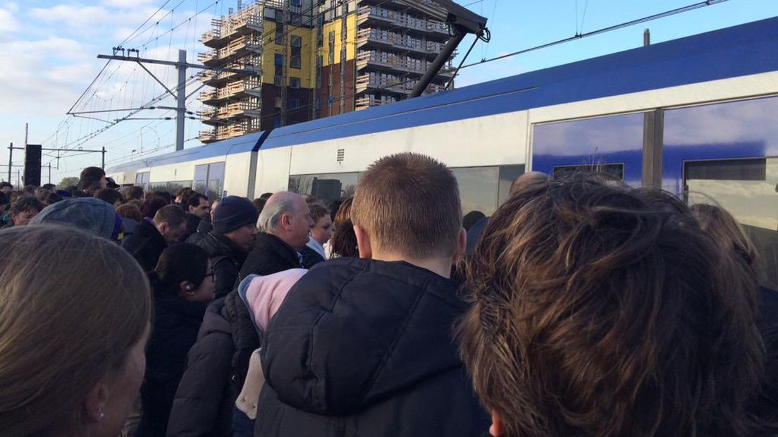 De ochtendspits op station Pijnacker-Zuid (Archief