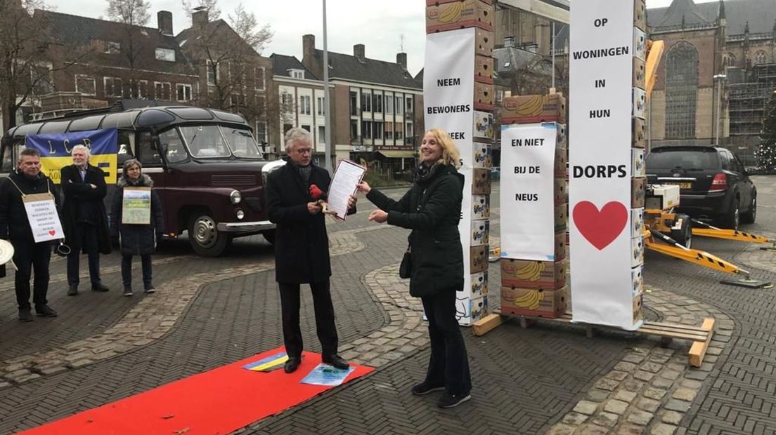 De actie van de Eerbekenaren bij het provinciehuis.