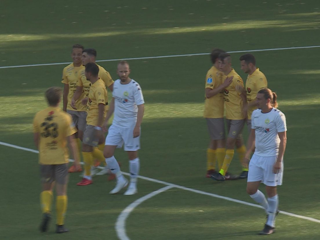 Spelers van Excelsior (in het geel) vieren de 0-2 van Denis Mahmudov tegen ASWH