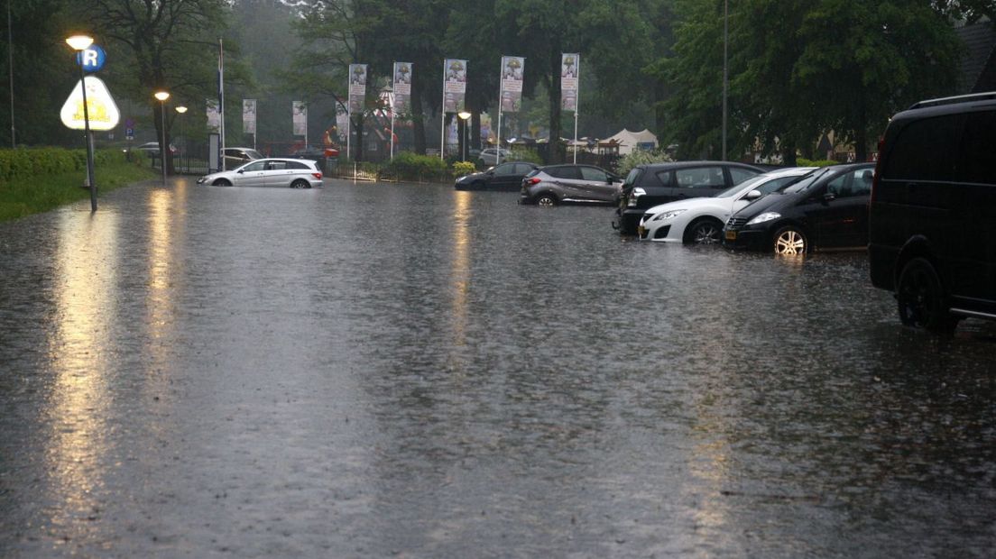 De Parkeerplaats van atrractiepark Drouwenerzand is veranderd in een vijver (Rechten: Van Oost Media)