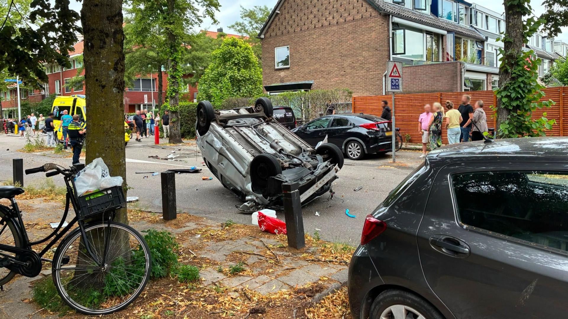 Auto slaat over de kop in Hoograven, bestuurder naar politie