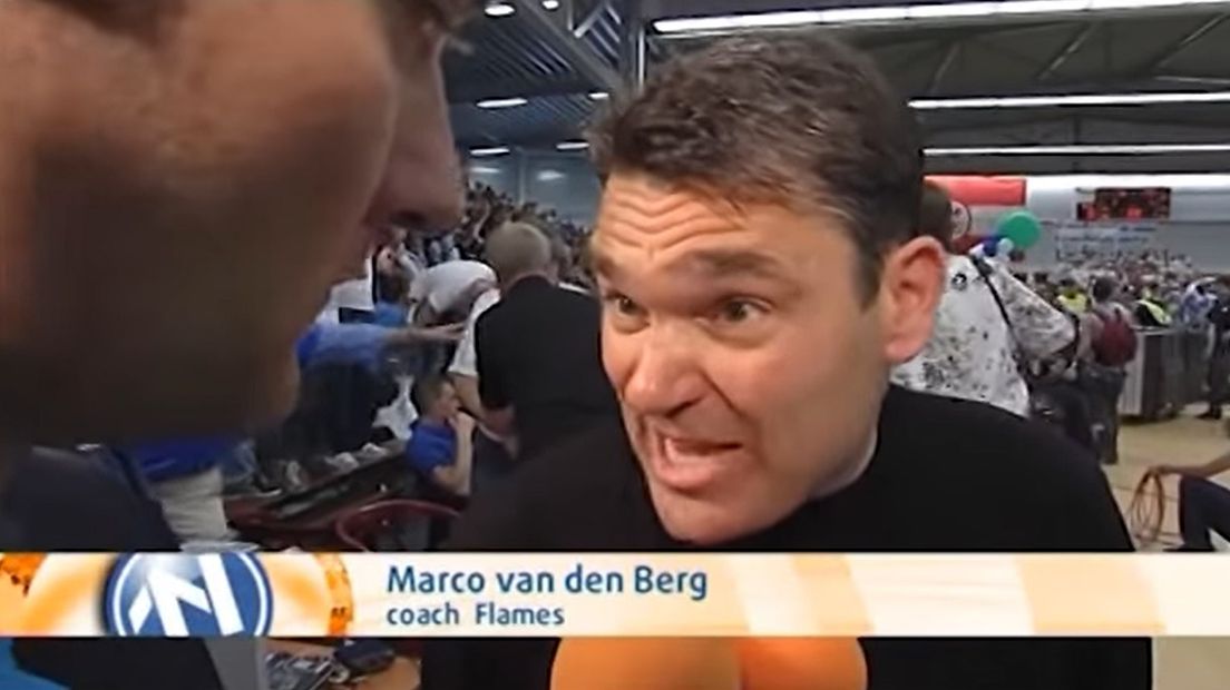 Coach Marco van den Berg staat na afloop Frederick Stokker te woord