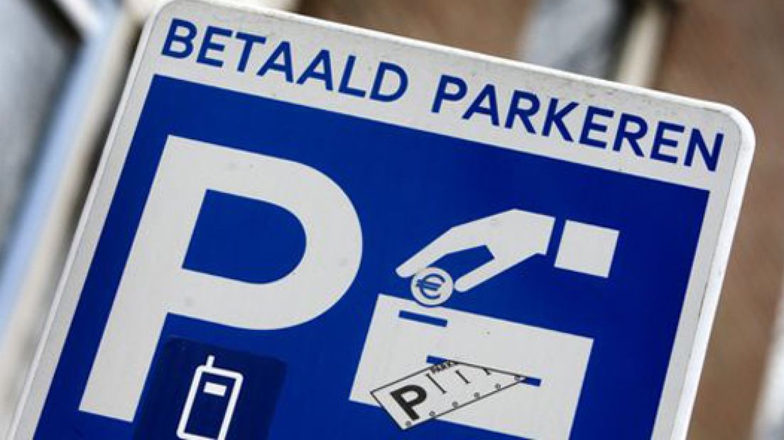 Wie parkeert op een geldig parkeerkaartje, overgenomen van een ander, is strafbaar.