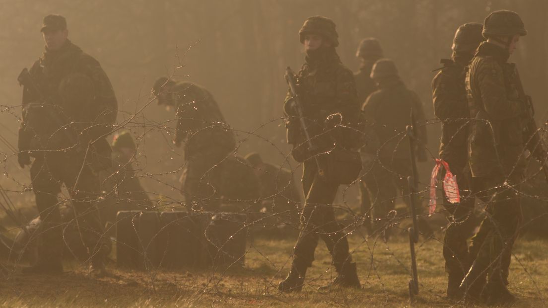 Militairen in opleiding tijdens een oefening in het veld (Rechten: RTV Drenthe/Jeroen Kelderman)