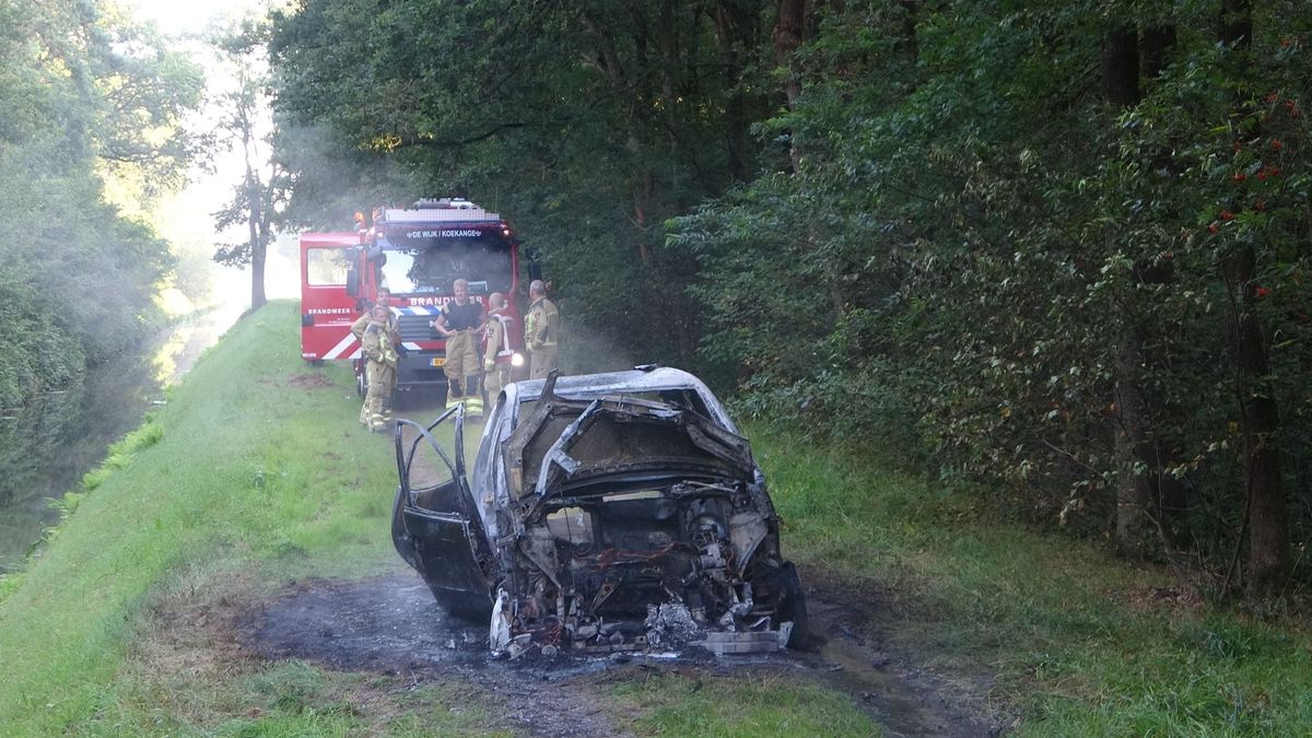 Auto brandt uit in IJhorst: politie vermoedt brandstichting