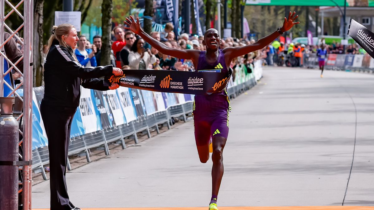 Keniaan Barkach opnieuw sterkste in Enschede Marathon, Minsewo wint vrouwenwedstrijd