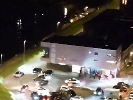 Auto's verzamelen zich in De Esch op een parkeerplaats