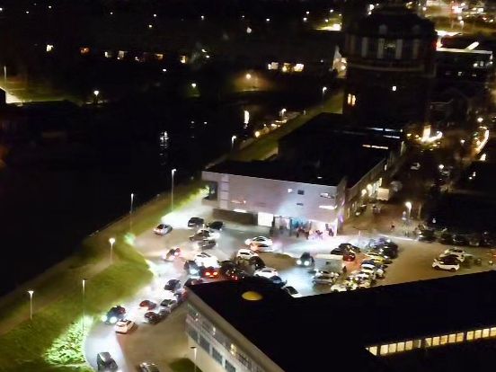 Auto's verzamelen zich in De Esch op een parkeerplaats