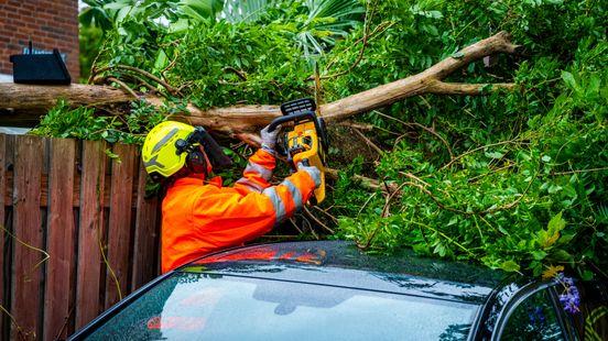 Boom breekt af door wind en valt op auto, los zonnescherm aan flat dreigt van vijf hoog te vallen Nieuws