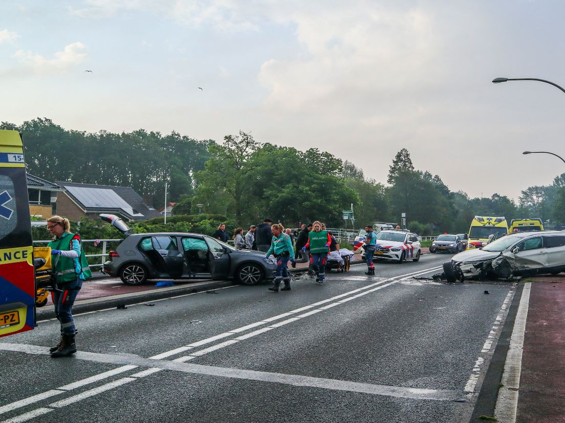 Zeven gewonden bij botsing in Maasland | Motorrijder gewond bij aanrijding in Sliedrecht