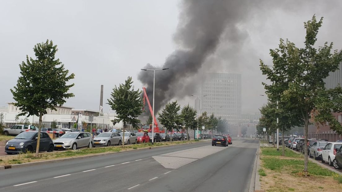 Bij een poeliersbedrijf aan de Westervoortsedijk in Arnhem heeft maandagochtend een grote uitslaande brand gewoed. Naderhand is in het gebouw een hennepkwekerij aangetroffen.