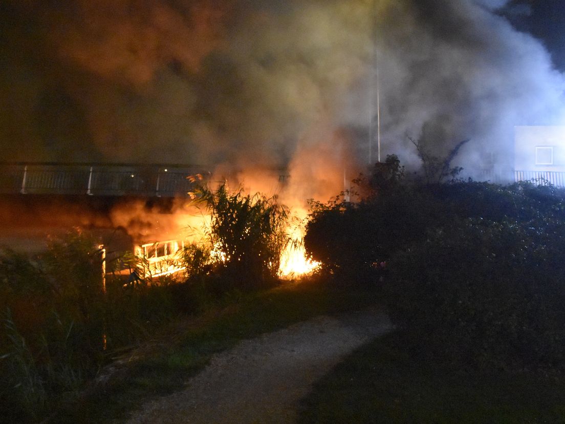 Brandweer blust vuur op boot in Maassluis.