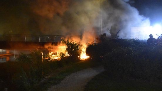 Brandweer blust vuur op boot | Fietser verongelukt in Barendrecht. Brandweer blust vuur op boot | Fietser verongelukt in Barendrecht.