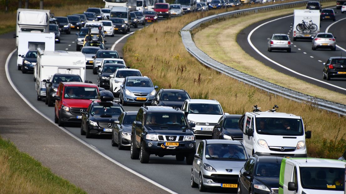Op de A58 staat een lange file na een ongeluk