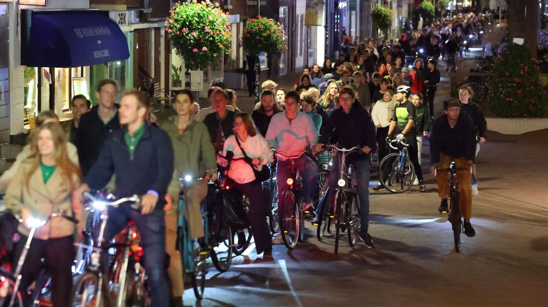 Een lange rij fietsers gaat op weg naar Delftse Hout