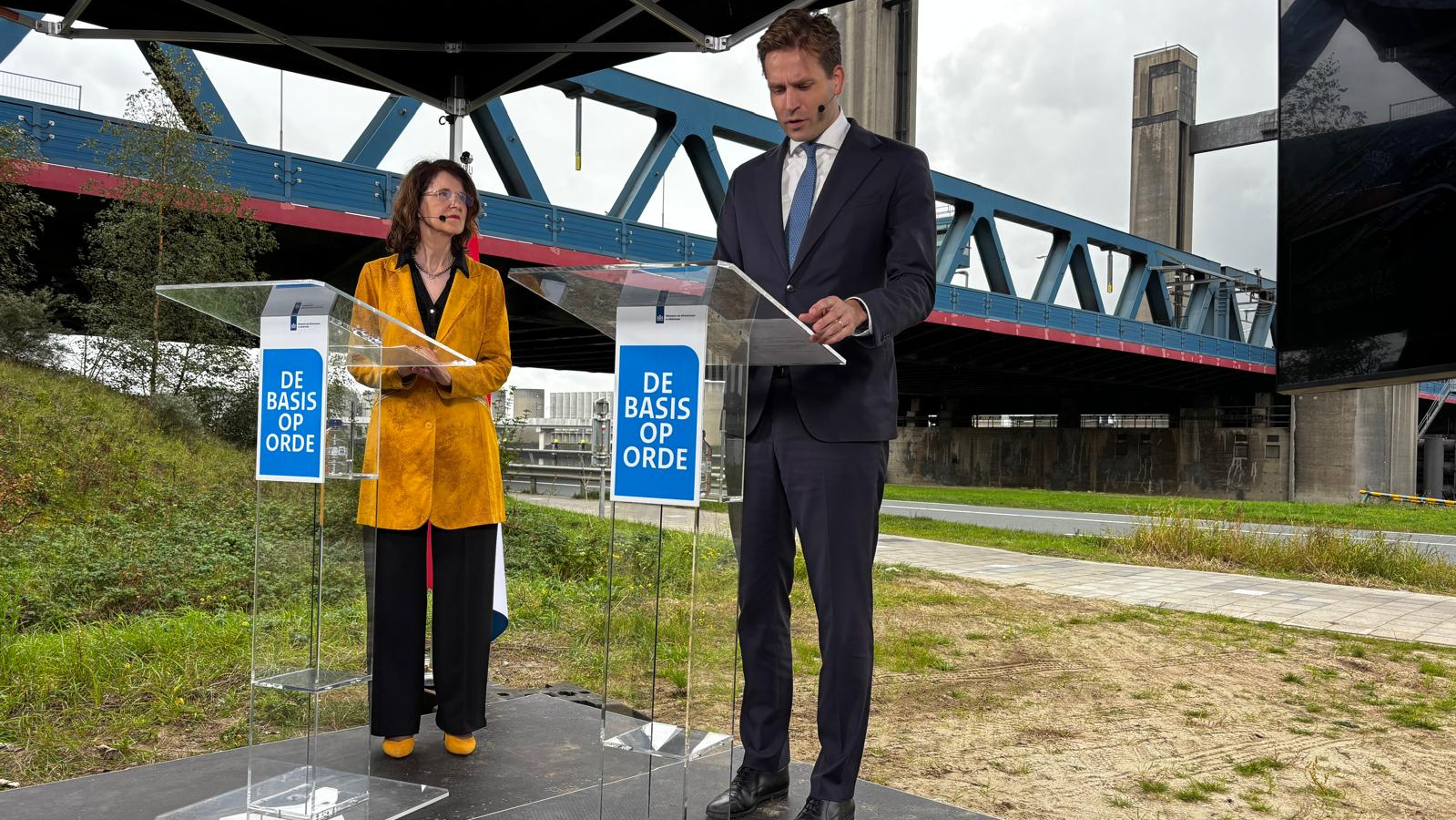 Minister Karremans presenteerde zijn plannen bij de Calandbrug.