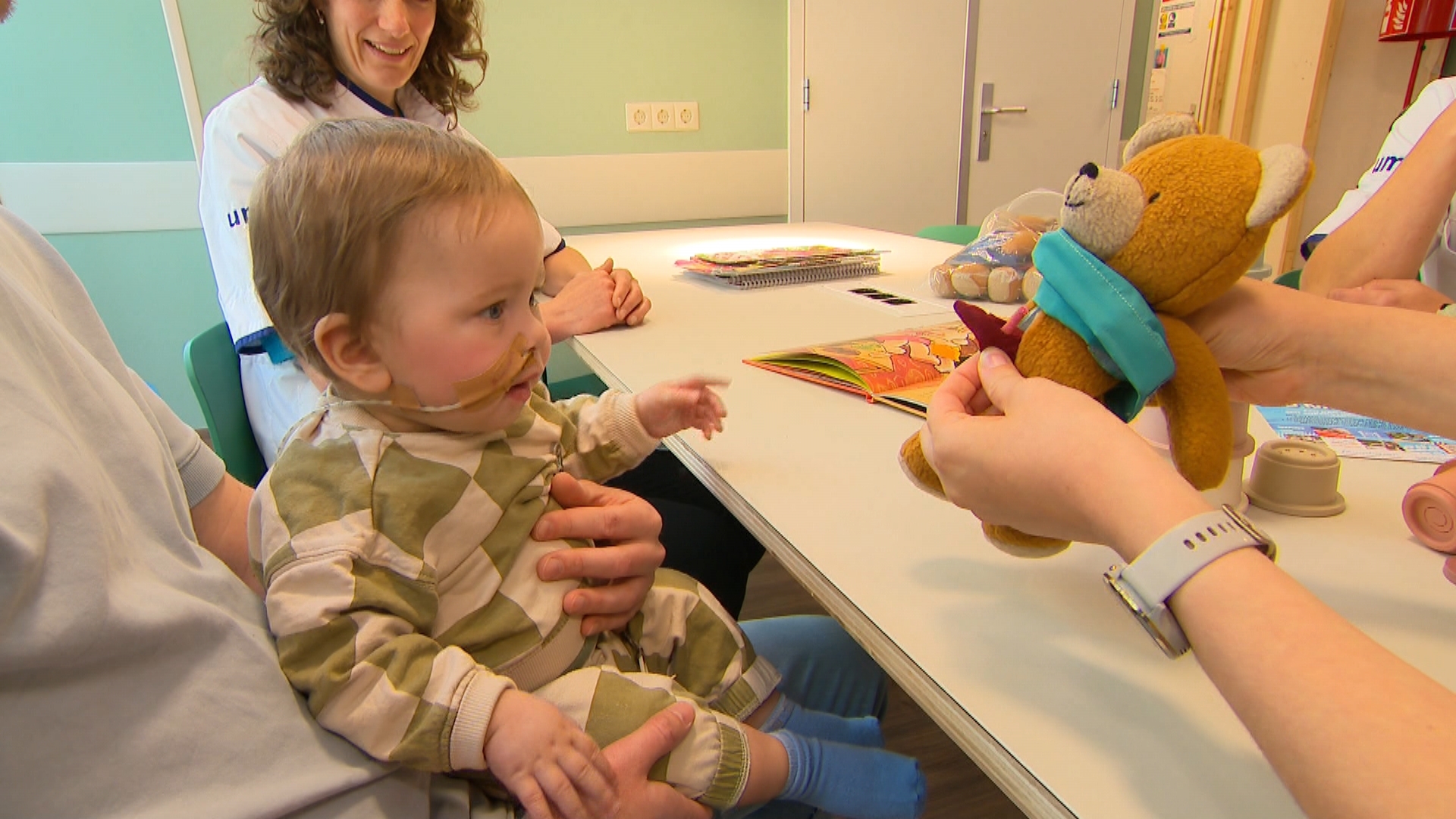 Kinderen krijgen speciale knuffel na orgaantransplantatie: 'Makkelijker om uitleg te geven'