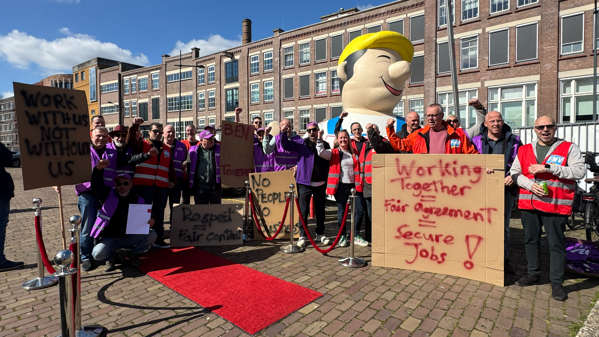 Emoties lopen hoog op bij staking Lantor Veenendaal, directeur vliegt over vanuit Londen