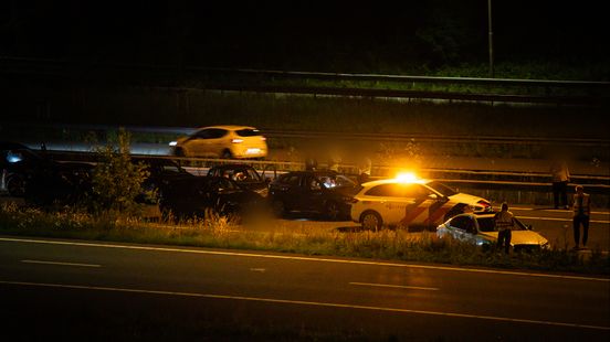Snelweg urenlang dicht door ongeval met meerdere autos. Snelweg urenlang dicht door ongeval met meerdere autos.