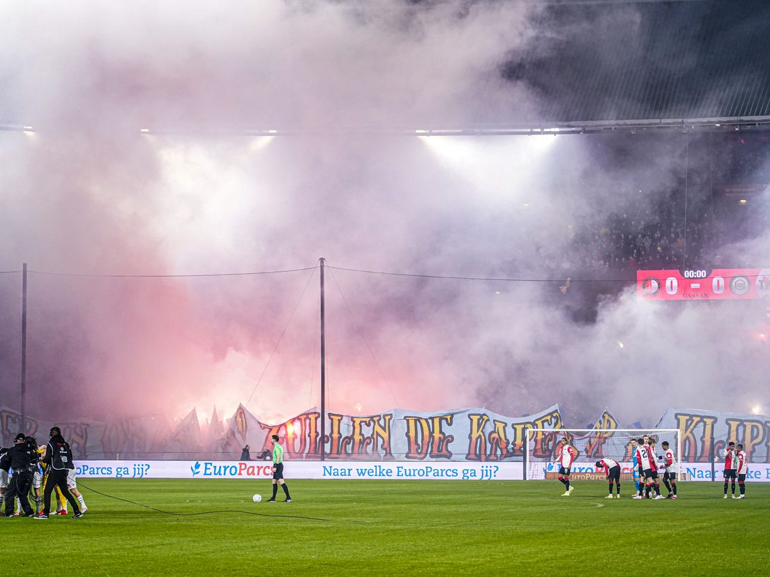 Het vuurwerk bij de opkomst van Feyenoord en FC Groningen